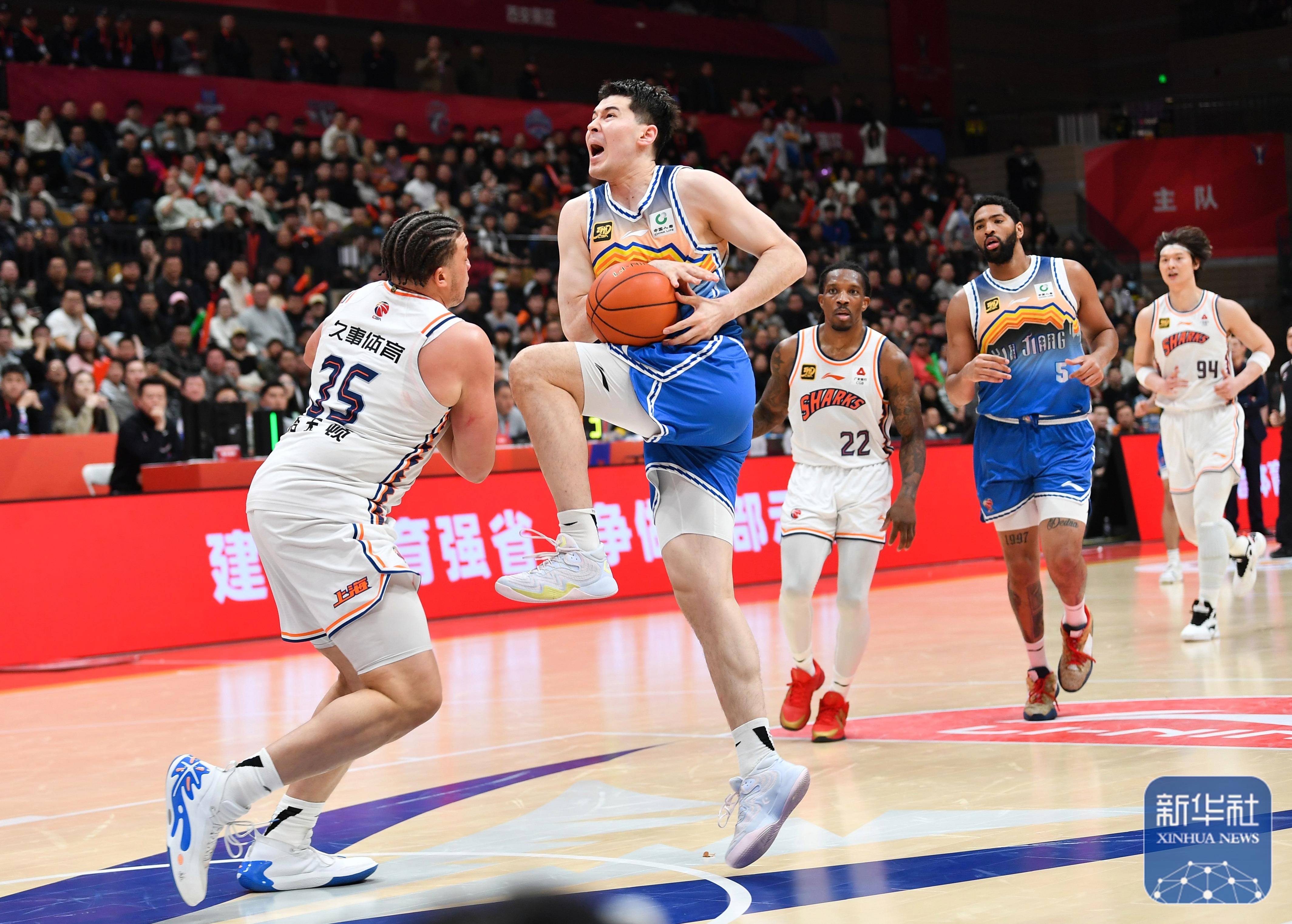 关于篮球赛场上的精彩瞬间再度上演，球队表现喜忧参半的信息