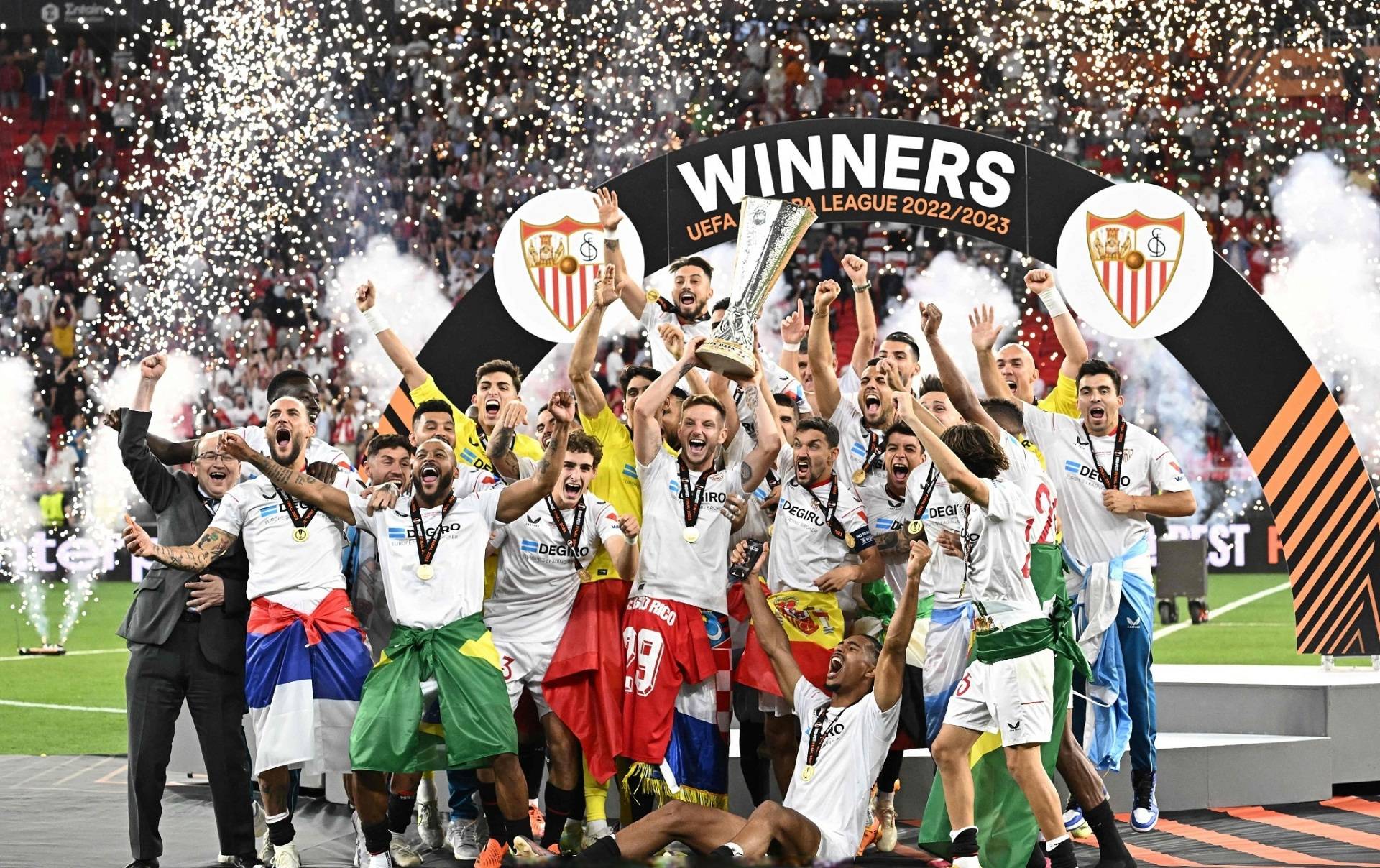 包含斯洛伐克-击败塞尔维亚，球队发挥出色，全力备战下一场比赛的词条